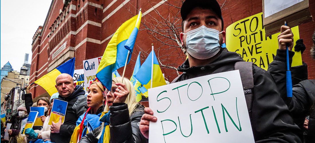 Eine Gruppe von Menschen, die Schilder hochhalten mit der Aufschrift "Stop Putin". Foto: Katie Godowski auf Pexels